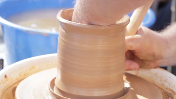 Clay tvarování na hrnčířském kruhu. — Stock video