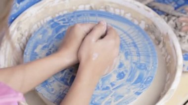 Potter mesleğini öğretir çocuklar için.