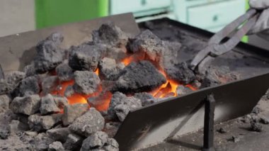 Demirci yangın. Açık havada çalışan demirci.