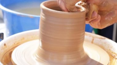 Potter's tekerlek üzerinde şekillendirme kil.
