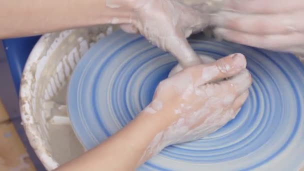 Potter leert zijn ambacht aan de kinderen. — Stockvideo