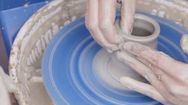 Potter leert zijn ambacht aan de kinderen. — Stockvideo