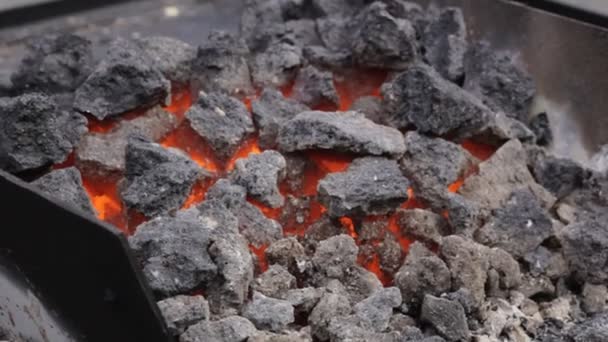 Fogo de ferreiro. Ferreiro trabalhando ao ar livre . — Vídeo de Stock