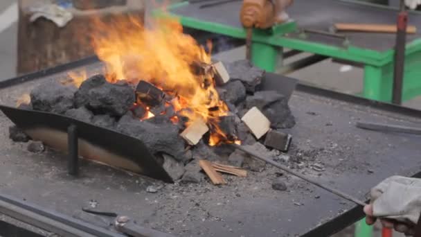 Blacksmith fire. Blacksmith working outdoors. — Stock Video