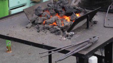 Demirci yangın. Açık havada çalışan demirci.