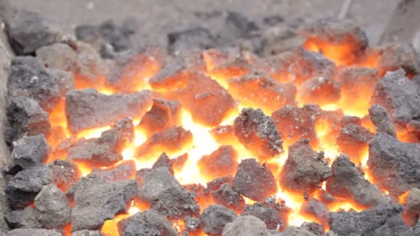 Fuego herrero. Herrero trabajando al aire libre . — Vídeos de Stock