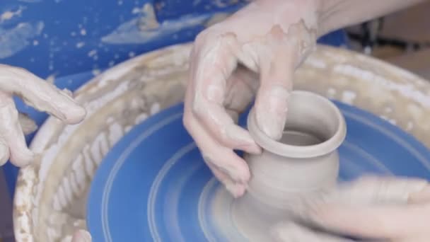 Potter leert zijn ambacht aan de kinderen. — Stockvideo