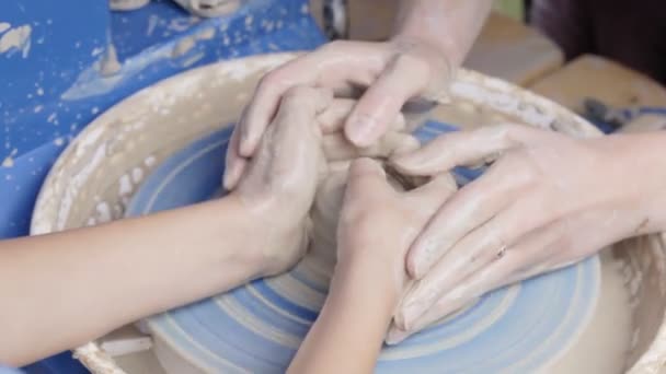 Potter leert zijn ambacht aan de kinderen. — Stockvideo