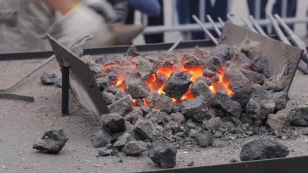 铁匠火。铁匠在户外工作. — 图库视频影像