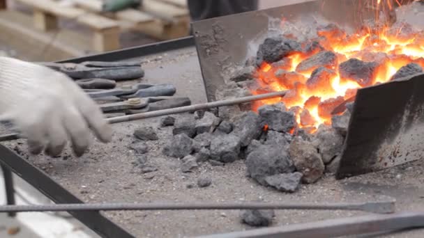 Schmiedebrand. Schmied arbeitet im Freien. — Stockvideo