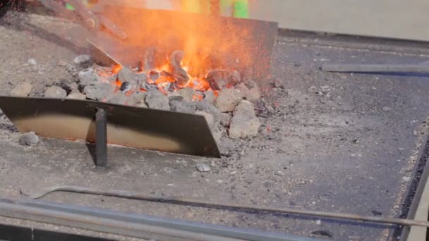 Fuego herrero. Herrero trabajando al aire libre . — Vídeos de Stock