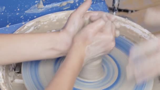 Potter azt tanítja, ő kézműves a gyerekeknek. — Stock videók