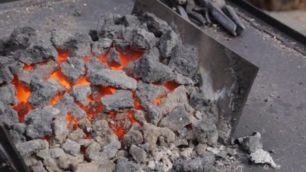 Fuego herrero. Herrero trabajando al aire libre . — Vídeo de stock