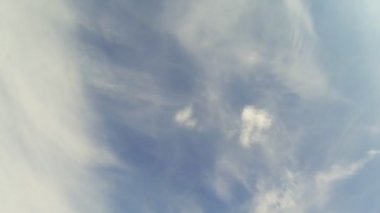 Zaman atlamalı bulutlar ile mavi gökyüzü.