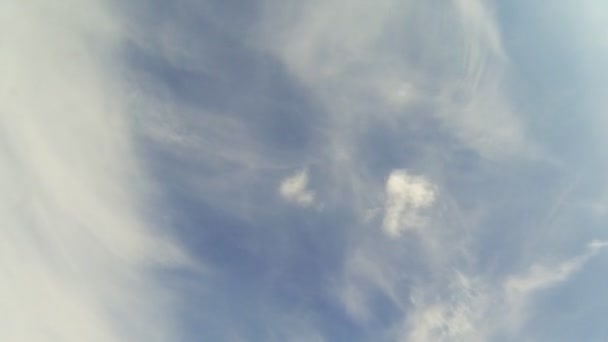 Ciel bleu avec nuages temporels .