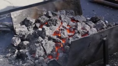 Demirci yangın. Açık havada çalışan demirci.