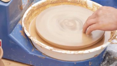 Potter's tekerlek üzerinde şekillendirme kil.