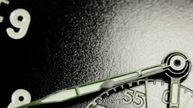 Hareket saati elle askeri siyah izle.