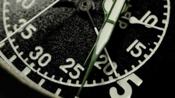 Військовий чорний годинник з годинниковою стрілкою рухається . — стокове відео