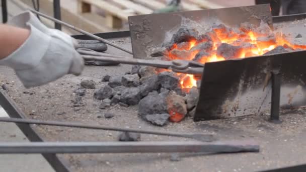铁匠火。铁匠在户外工作. — 图库视频影像