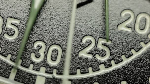 Montre militaire noire avec aiguilles d'horloge en mouvement . — Video