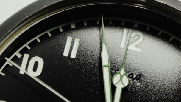 Militar reloj negro con las agujas del reloj en movimiento . — Vídeo de stock