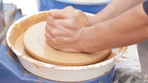 Façonnage de l'argile sur la roue du potier . — Video