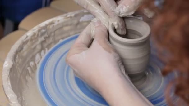Potter teaches his craft to the children. — Stock Video