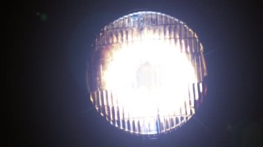 Titreşen Far yakın çekim.