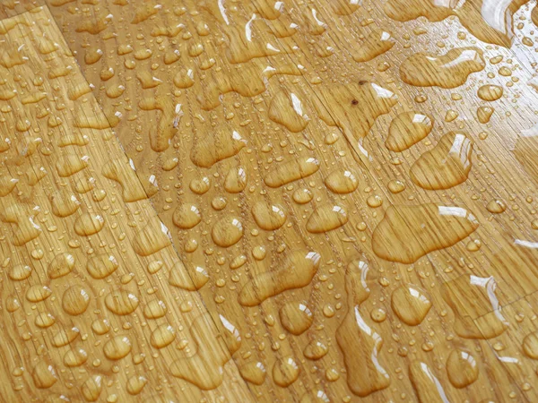 Parquet. Gotas de agua en superficie de madera . — Foto de Stock