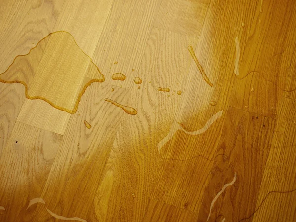 Parquet. Gocce d'acqua su superficie di legno . — Foto Stock