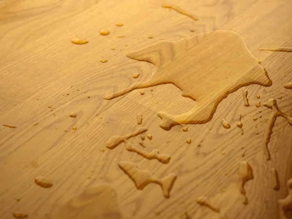 Parquet. Gocce d'acqua su superficie di legno . — Foto Stock