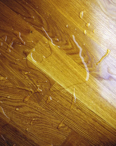 Parquet. Gocce d'acqua su superficie di legno . — Foto Stock