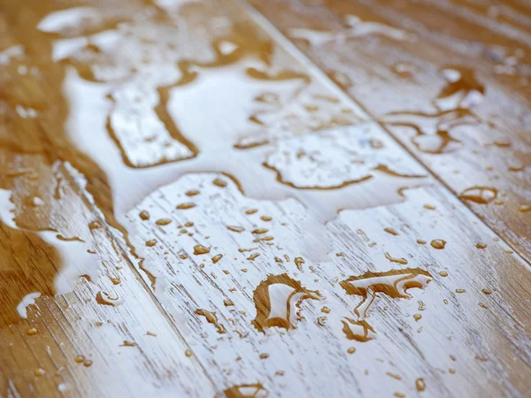 Parke. Ahşap yüzeyde su damlaları. 