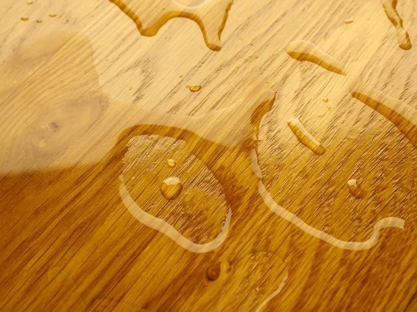 Parquet. Gotas de agua en superficie de madera . — Foto de Stock