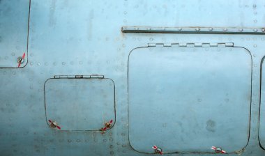 perçinli metal bir yüzeye