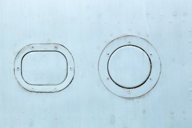 perçinli metal bir yüzeye