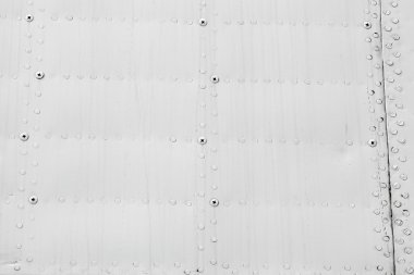 perçinli metal bir yüzeye