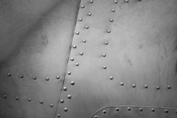 perçinli metal bir yüzeye