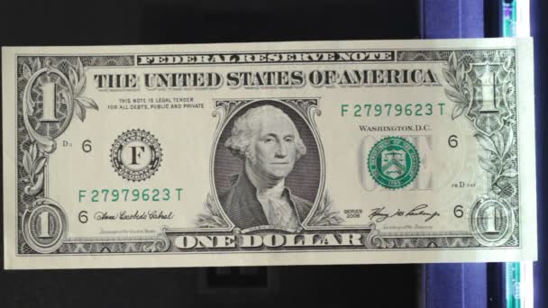 Bir dolar inceden inceye gözden geçirmek — Stok video