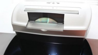 Beyaz bir arka plan üzerinde izole cd medya parçalama