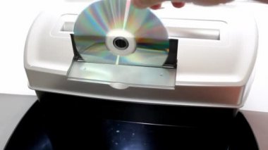 Beyaz bir arka plan üzerinde izole cd medya parçalama