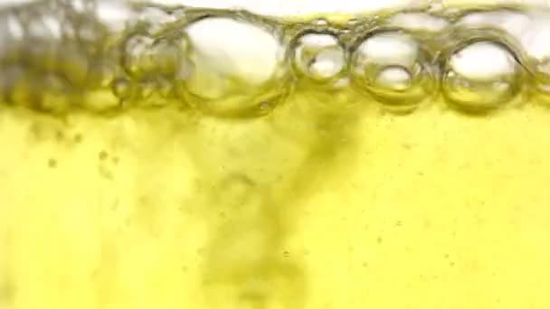 Vin versé dans un verre transparent 