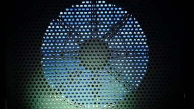 Endüstriyel fan türbin arkasında bir metal ızgara