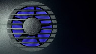 Endüstriyel fan türbin arkasında bir metal ızgara.