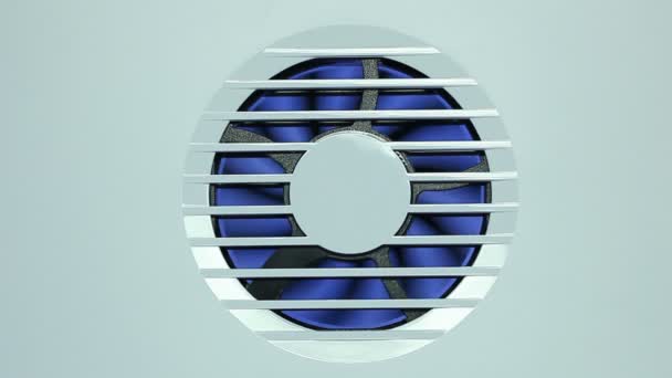 Turbina de ventilador detrás de una superficie metálica — Vídeos de Stock