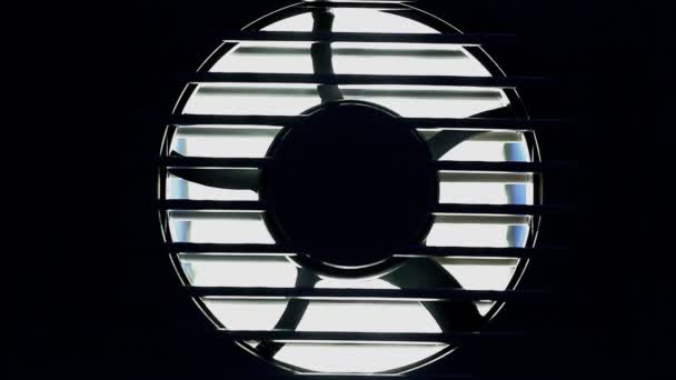 Industrielle Fan-Turbine hinter einem Metallgitter. — Stockvideo