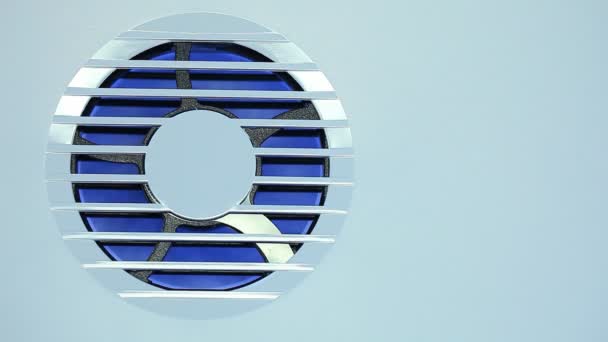 Ventilator turbine achter een metalen oppervlak — Stockvideo
