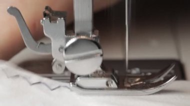 Dikiş makinesi ve giysi ögesi.