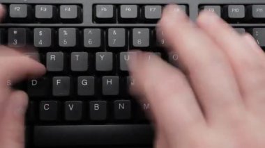 Bir klavyede yazılıyor